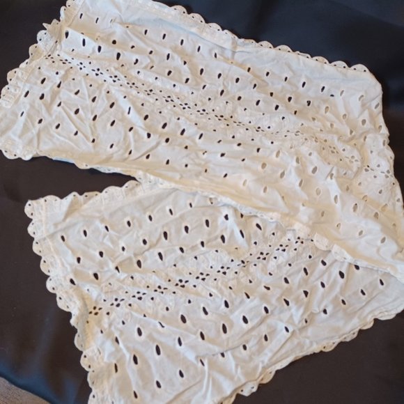 Two Vintage Embroidered Table Runners. One 4' 10" x 12" & One 3' 5" x 12" - Picture 13 of 13